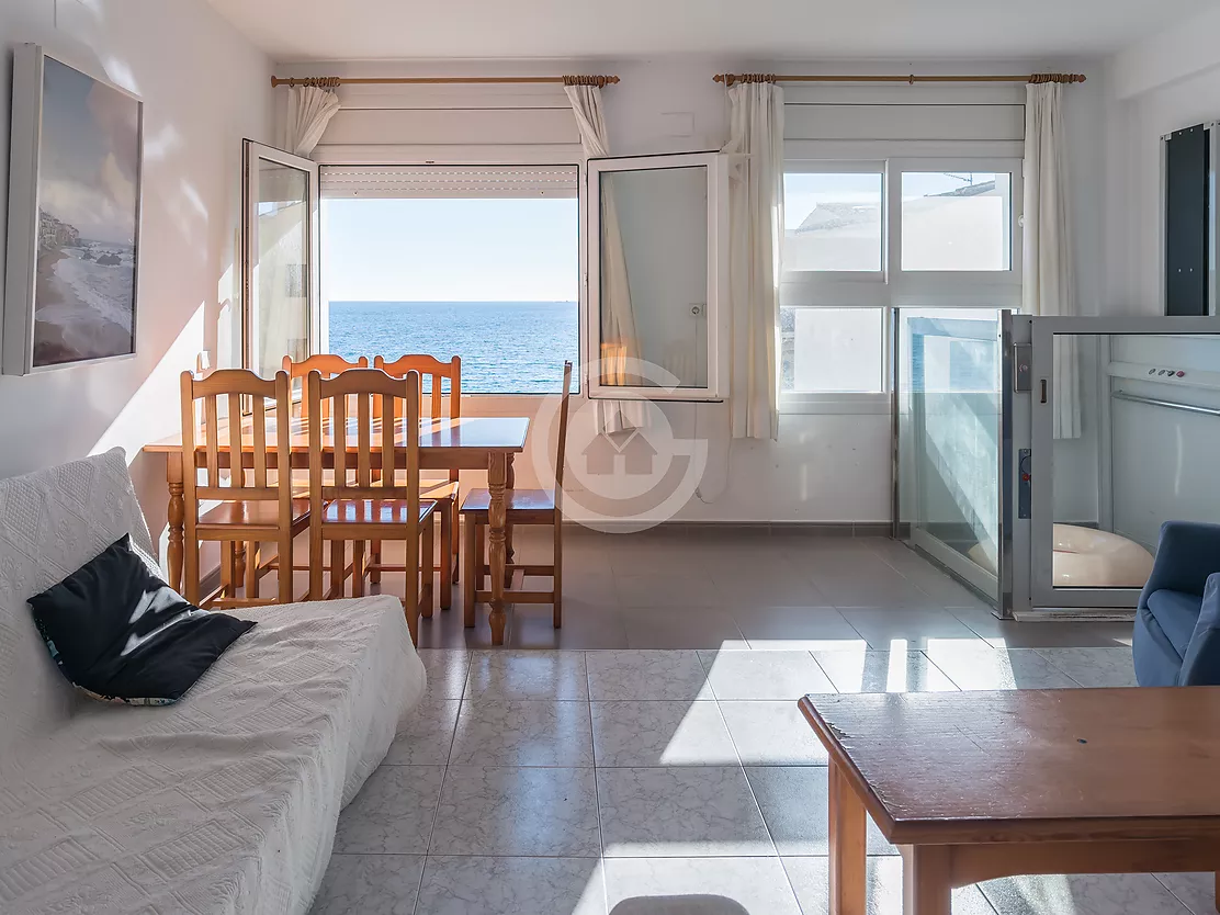 Apartamento en primera línea con vistas panorámicas al mar.