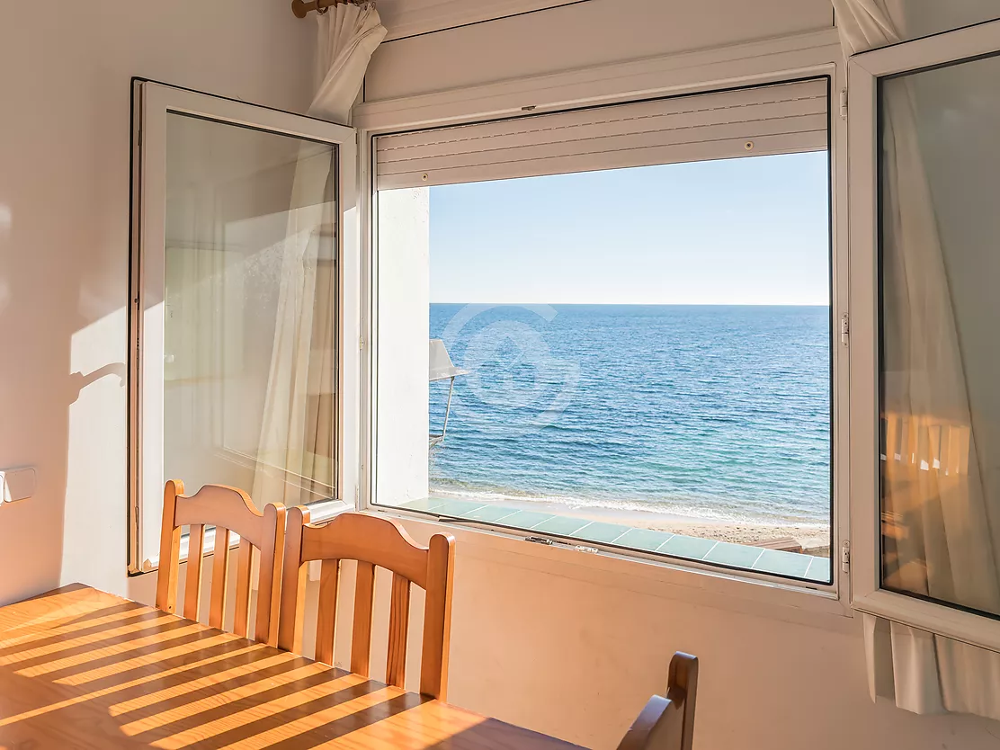 Apartament en primera línia amb vistes panoràmiques al mar.