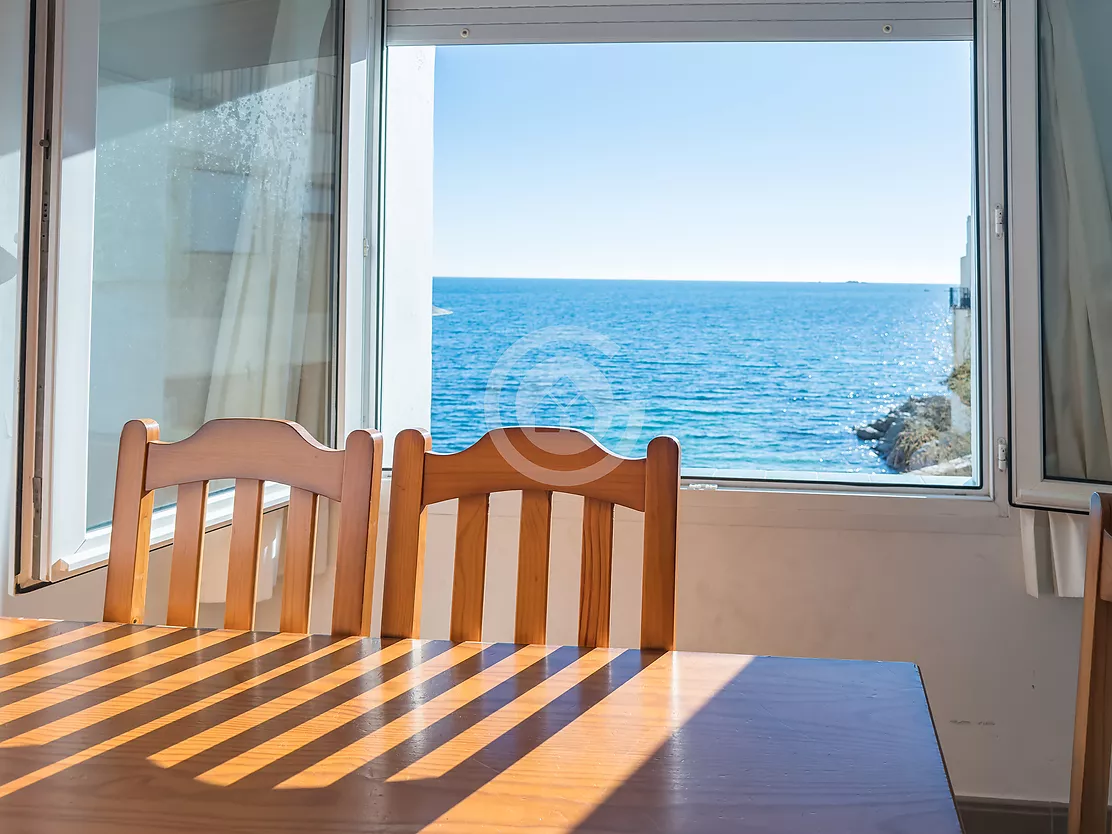 Appartement en première ligne avec vue panoramique sur la mer.