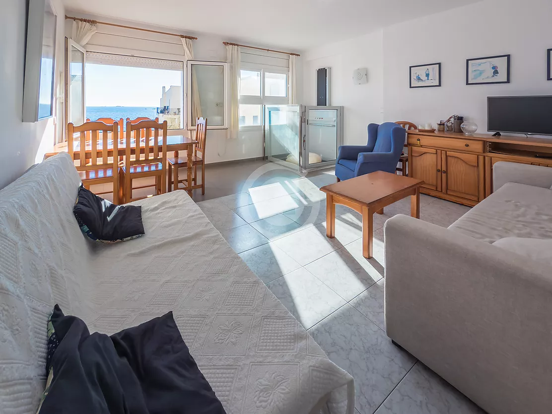 Appartement en première ligne avec vue panoramique sur la mer.