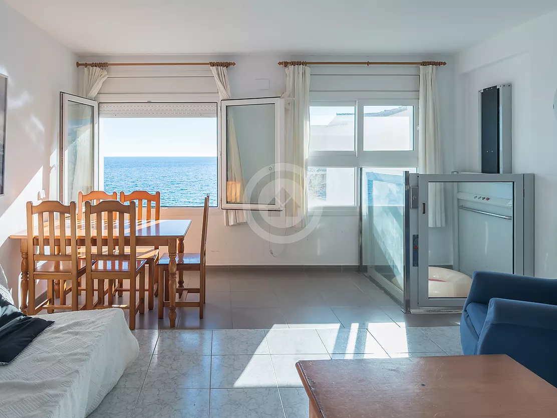 Apartamento en primera línea con vistas panorámicas al mar.