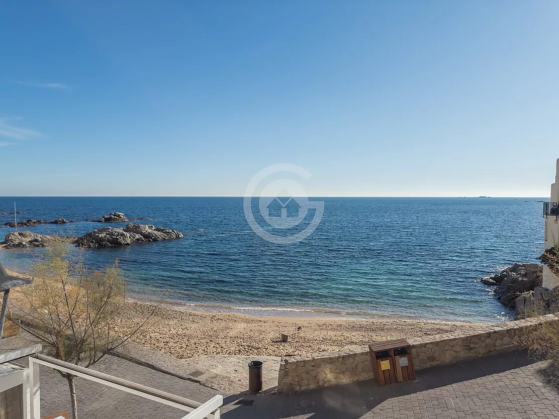 Apartamento en primera línea con vistas panorámicas al mar.