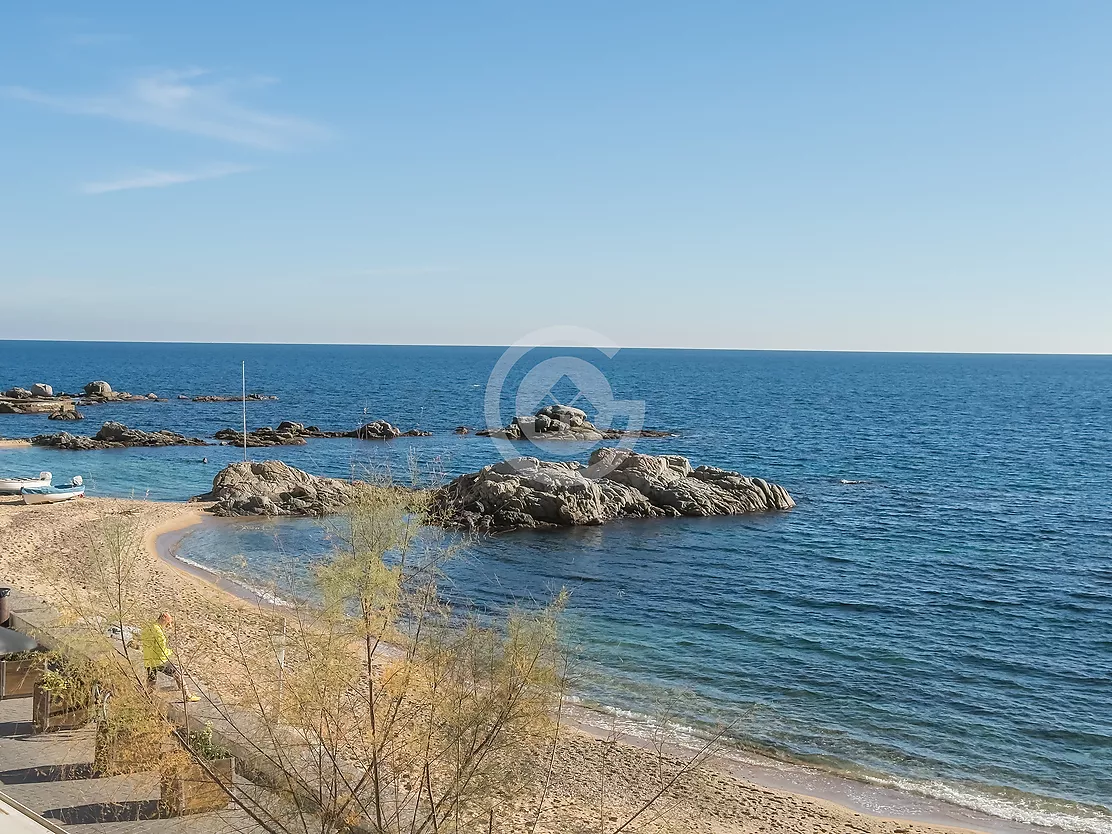 Apartamento en primera línea con vistas panorámicas al mar.