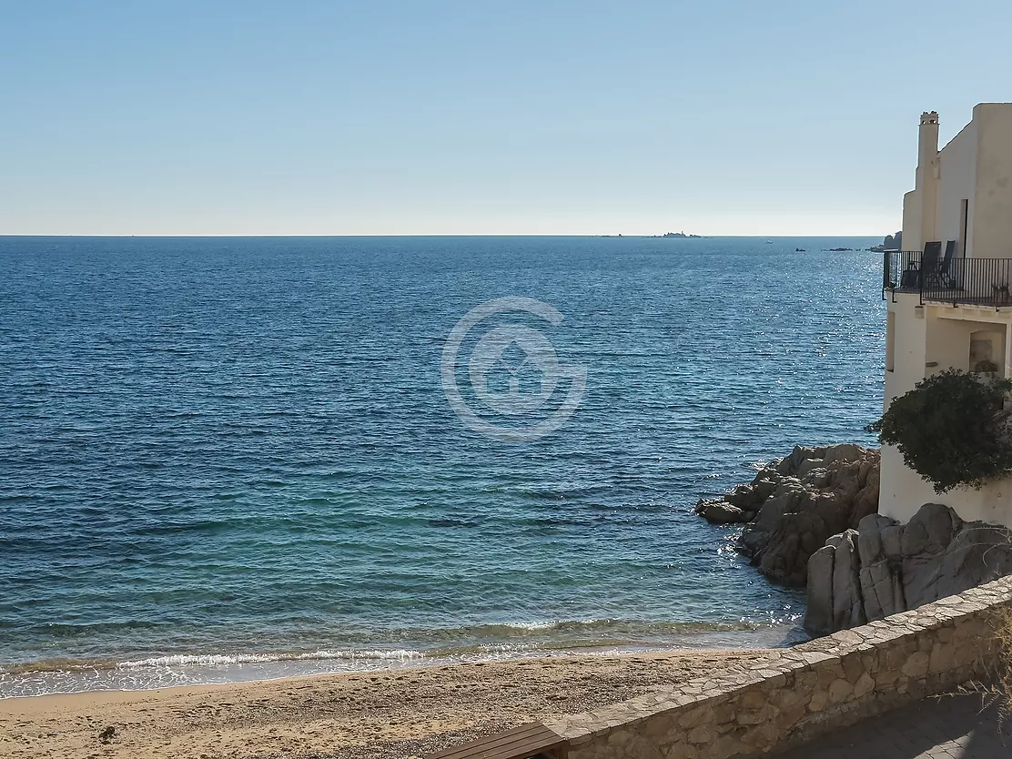 Apartamento en primera línea con vistas panorámicas al mar.