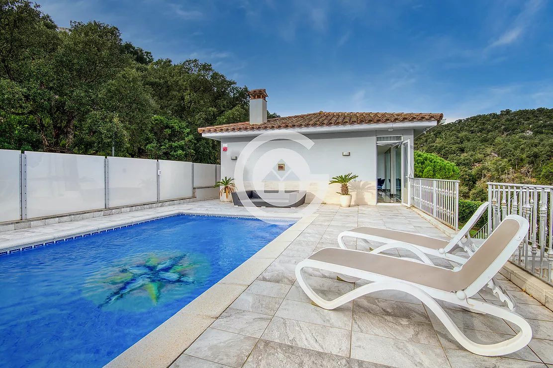 Exclusive house with a pool in a Calonge .