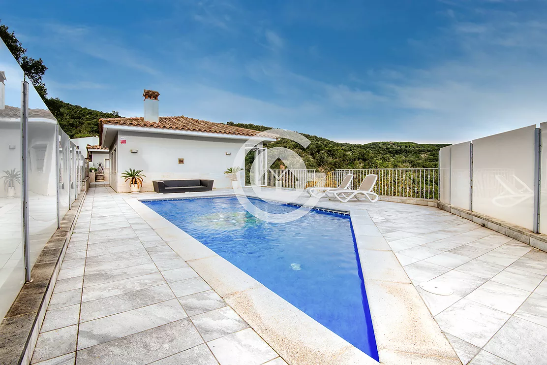 Exclusive house with a pool in a Calonge .