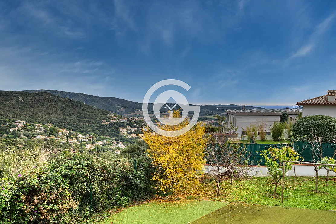 Exclusive house with a pool in a Calonge .