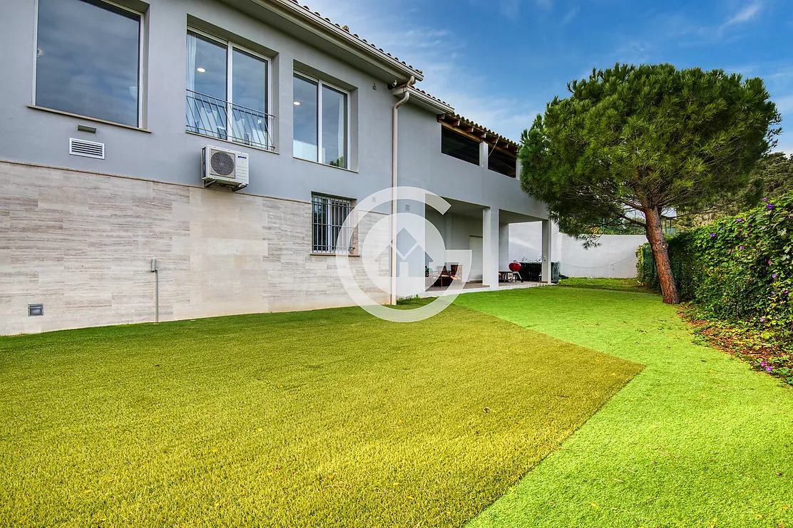 Exclusive house with a pool in a Calonge .