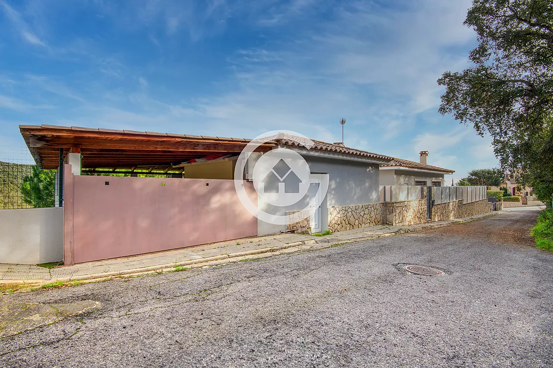 Exclusive house with a pool in a Calonge .