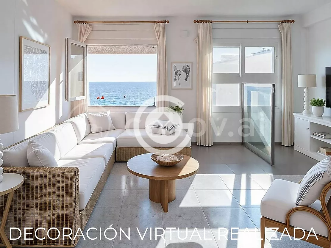 Apartamento en primera línea con vistas panorámicas al mar.