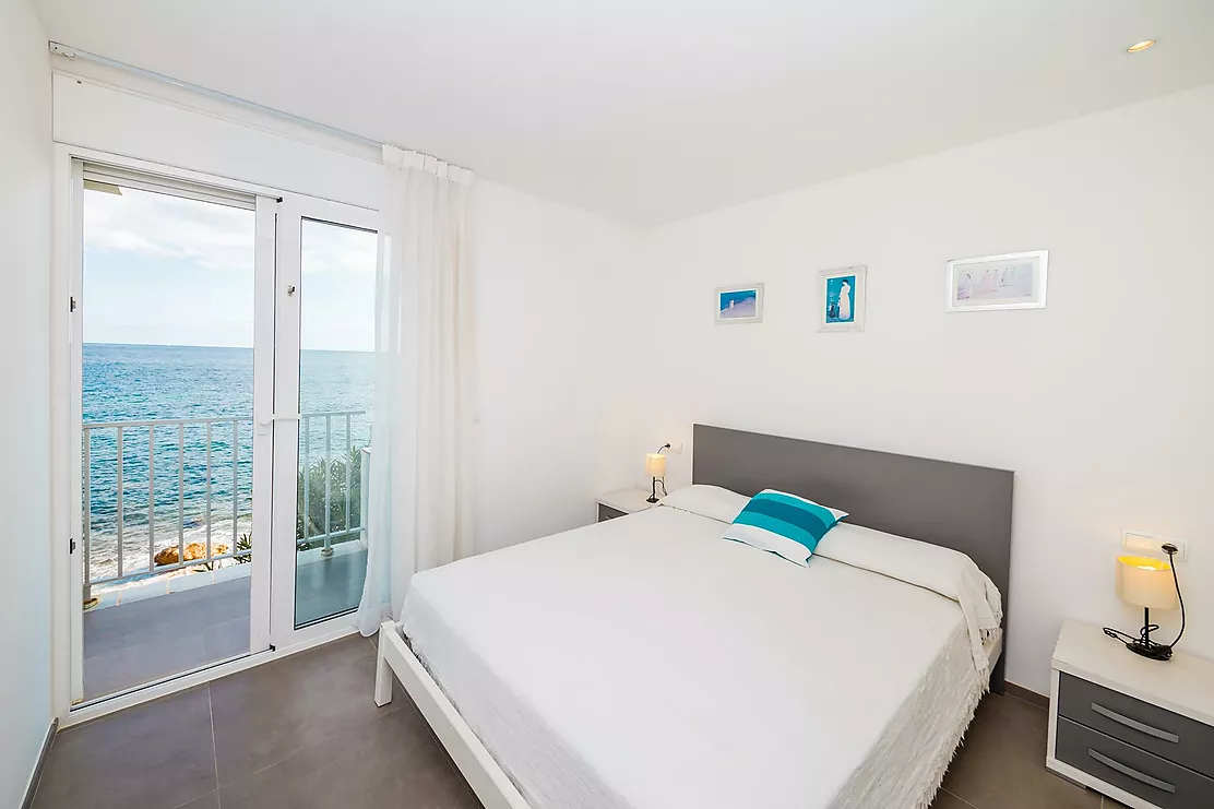 El teu paradís davant del mar: apartament amb vistes espectaculars i accés directe a la platja