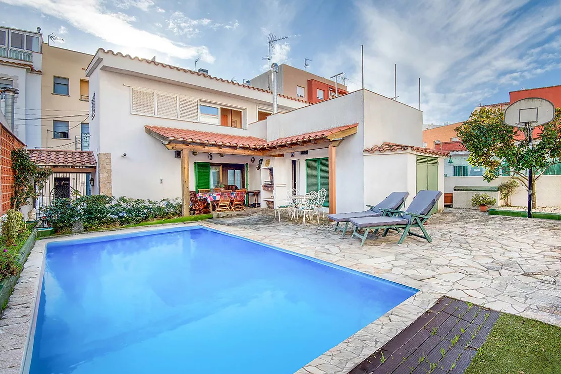 Casa amb terrassa, piscina, barbacoa i xemeneia a Sant Feliu de Guíxols