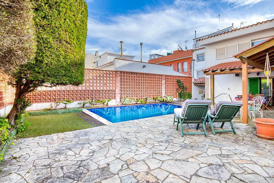 Casa amb terrassa, piscina, barbacoa i xemeneia a Sant Feliu de Guíxols