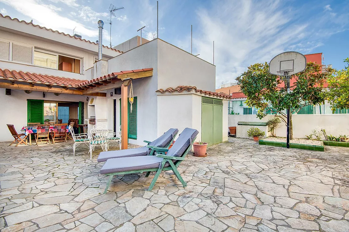 Casa amb terrassa, piscina, barbacoa i xemeneia a Sant Feliu de Guíxols