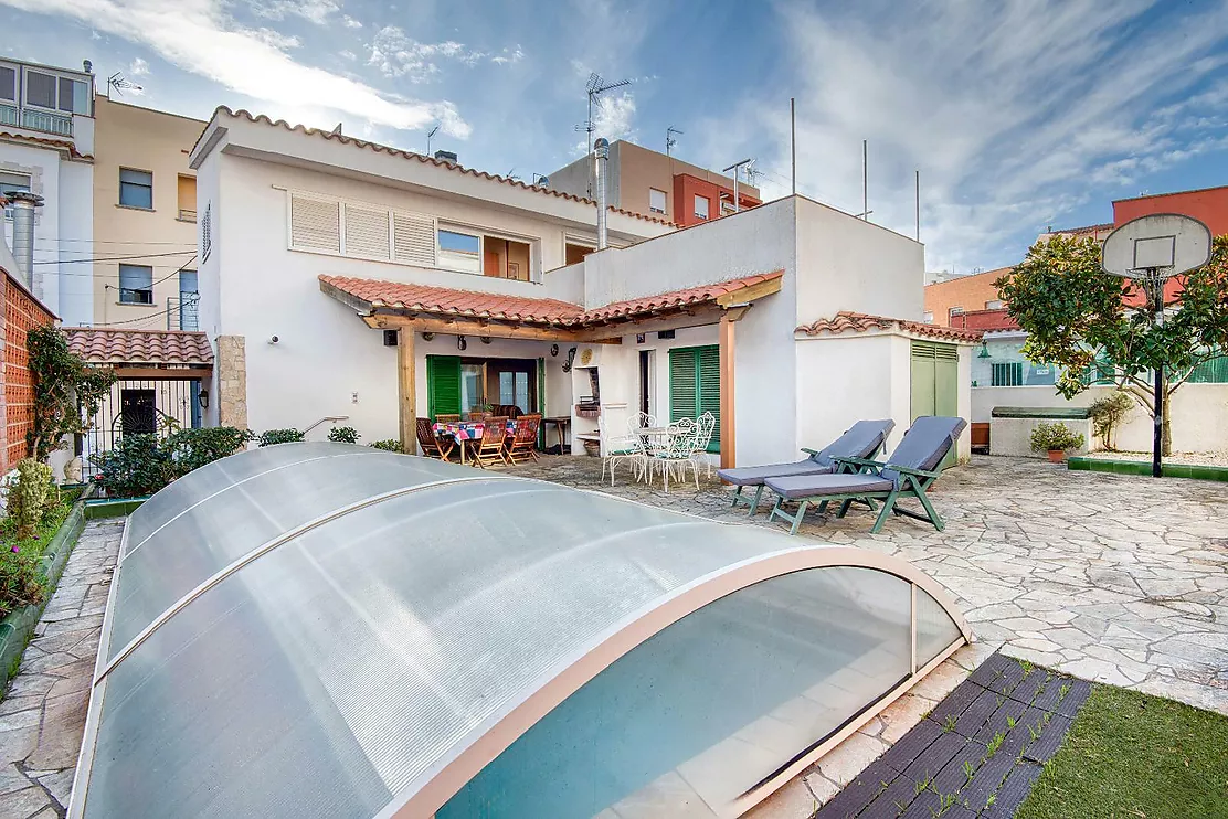 Casa amb terrassa, piscina, barbacoa i xemeneia a Sant Feliu de Guíxols