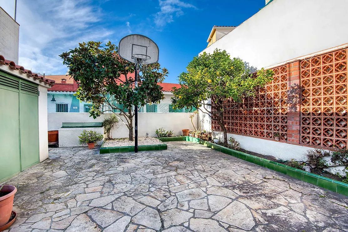 Casa amb terrassa, piscina, barbacoa i xemeneia a Sant Feliu de Guíxols