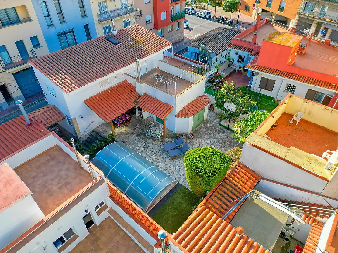 Casa amb terrassa, piscina, barbacoa i xemeneia a Sant Feliu de Guíxols