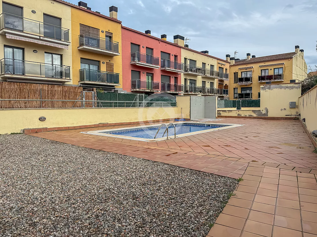 Acollidora planta baixa amb llicència turística i piscina, a minuts del centre