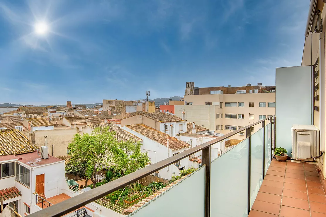 Ático dúplex exclusivo en el corazón de Palafrugell con vistas abiertas a Calella de Palafrugell