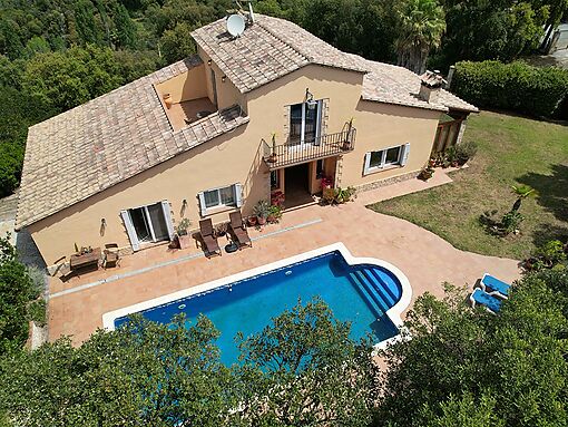 Fantástica casa espaciosa con mucha privacidad en la naturaleza con piscina y vistas impresionantes a las montañas.